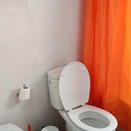Comfortable 600m From The Beach