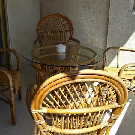 Comfortable 600m From The Beach